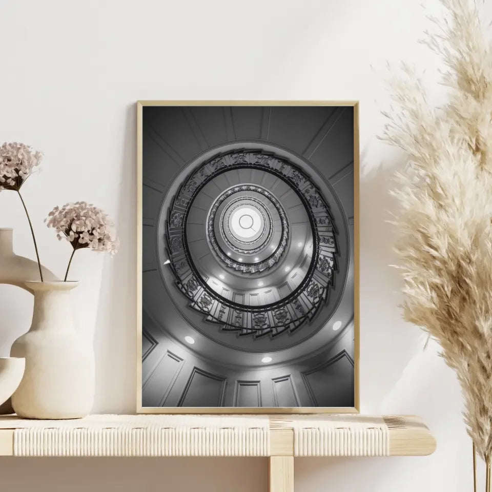 Elegantes Poster Wendeltreppe mit Blumenmuster und Lichtreflexionen 4