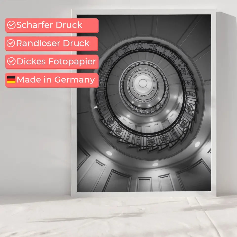 Elegantes Poster Wendeltreppe mit Blumenmuster und Lichtreflexionen 6
