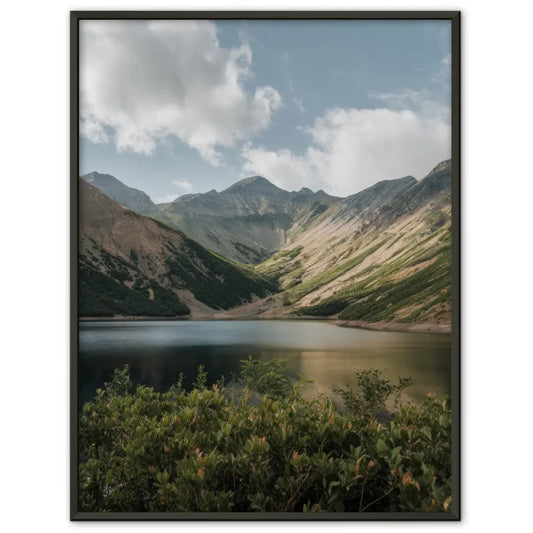 Ruhige Berglandschaft Poster mit unberührtem See und Gipfeln