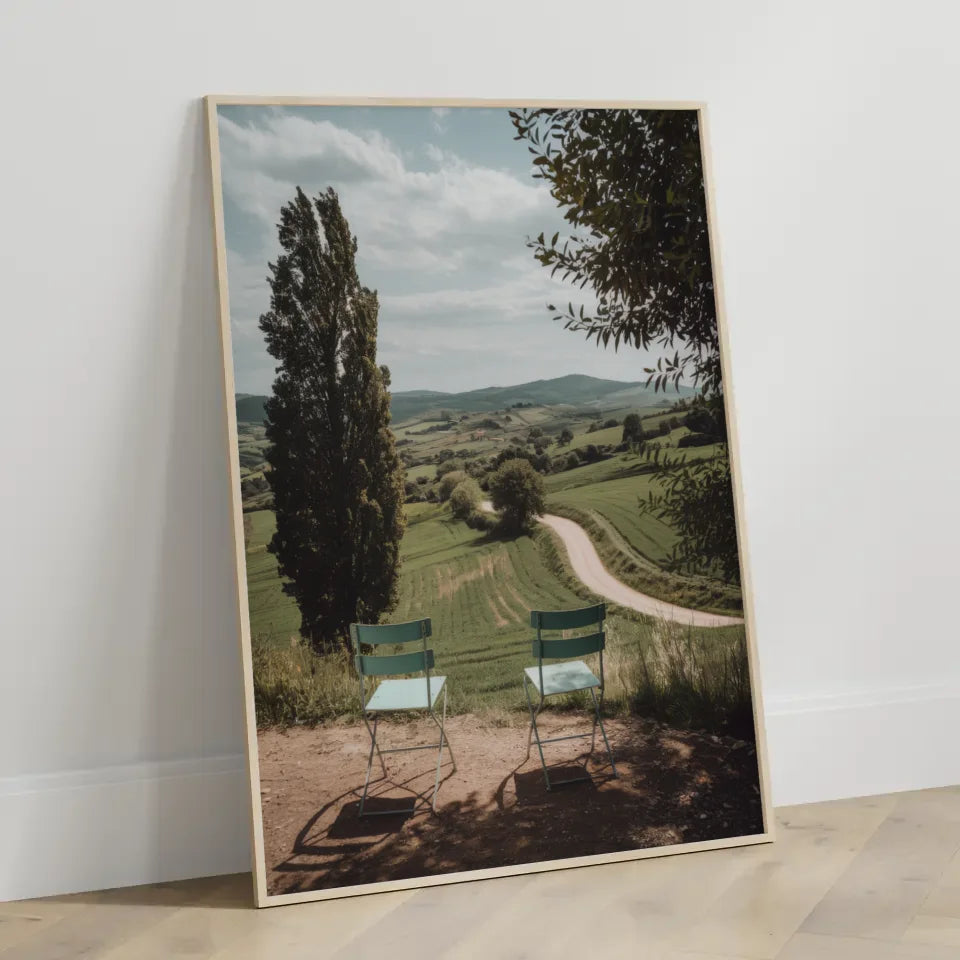 Malerisches Landschafts Poster mit Vintage Stühlen und Hügeln 3