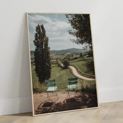 Malerisches Landschafts Poster mit Vintage Stühlen und Hügeln 3