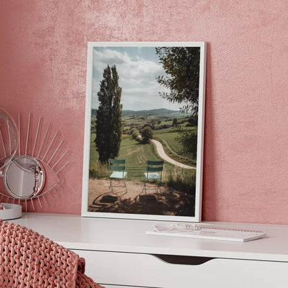 Malerisches Landschafts Poster mit Vintage Stühlen und Hügeln 5
