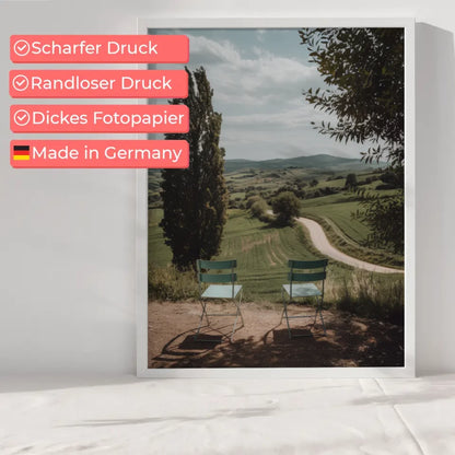 Malerisches Landschafts Poster mit Vintage Stühlen und Hügeln 6