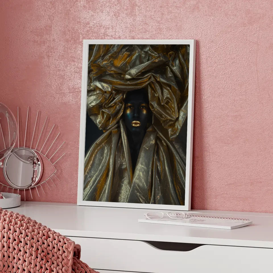 Geheimnisvoller Poster mit königlicher Person und goldschimmerndem Kopfschmuck 5