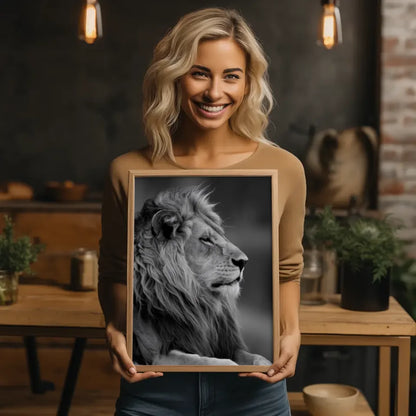 Majestätischer Löwen Poster in monochromatischem Stil für Ihr Zuhause 2
