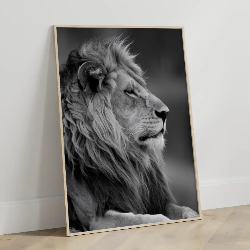 Majestätischer Löwen Poster in monochromatischem Stil für Ihr Zuhause 3