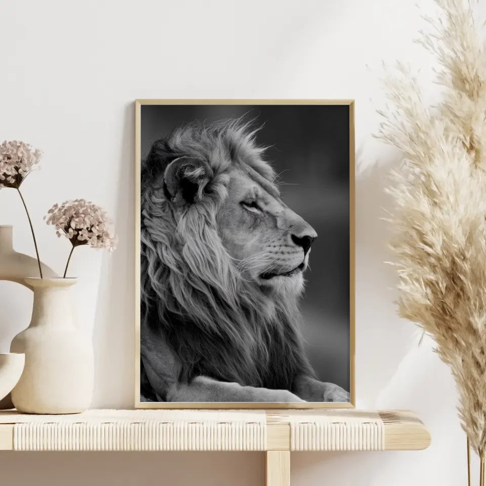 Majestätischer Löwen Poster in monochromatischem Stil für Ihr Zuhause 4