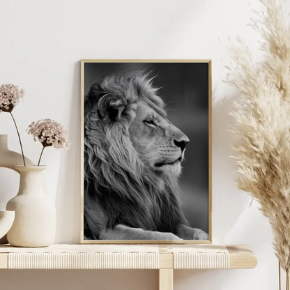 Majestätischer Löwen Poster in monochromatischem Stil für Ihr Zuhause 4