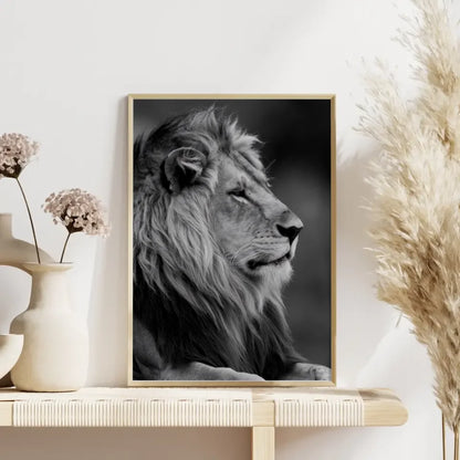 Majestätischer Löwe Poster im monochromatischen Stil 4