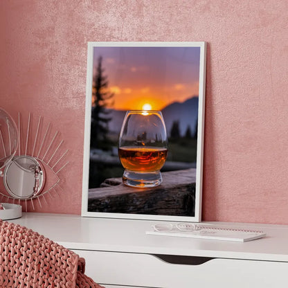 Poster von einem Whisky Glas mit Eiswürfeln in Dunkelheit