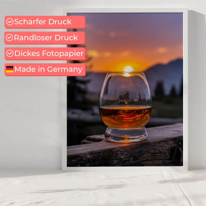 Poster von einem Whisky Glas mit Eiswürfeln in Dunkelheit