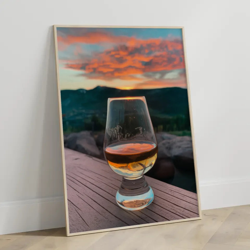 Glanzvoller Whisky Poster mit Eiswürfeln im eleganten Design 3