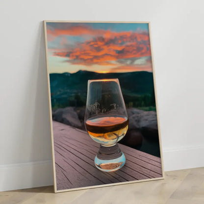 Glanzvoller Whisky Poster mit Eiswürfeln im eleganten Design 3