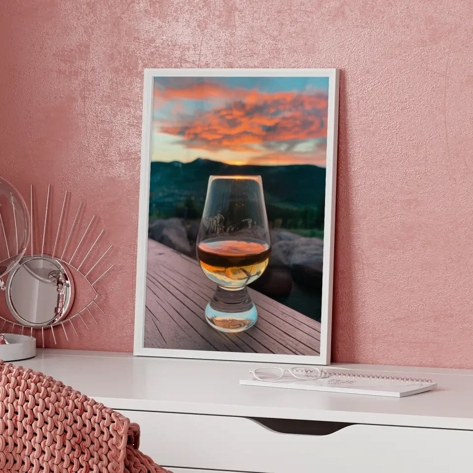 Glanzvoller Whisky Poster mit Eiswürfeln im eleganten Design 5