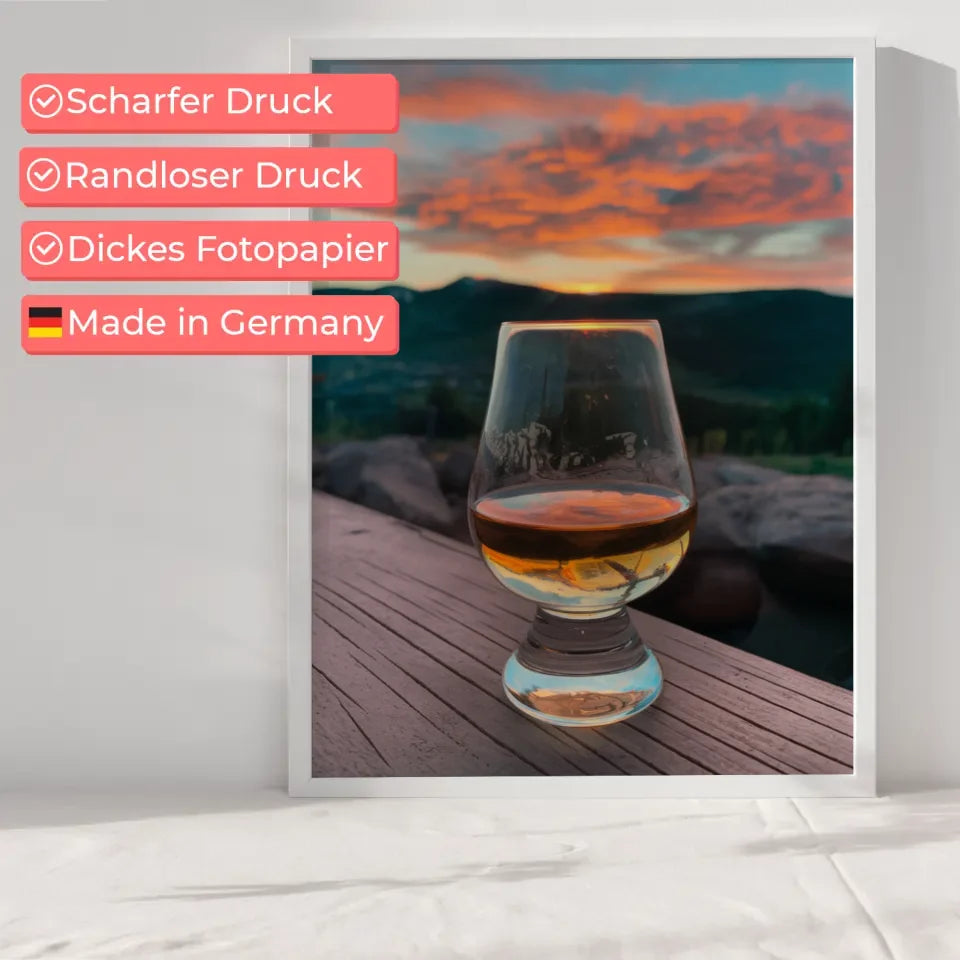 Glanzvoller Whisky Poster mit Eiswürfeln im eleganten Design 6