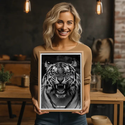 Tiger Poster mit starkem Fokus und dem Schriftzug Stay Hungry 2