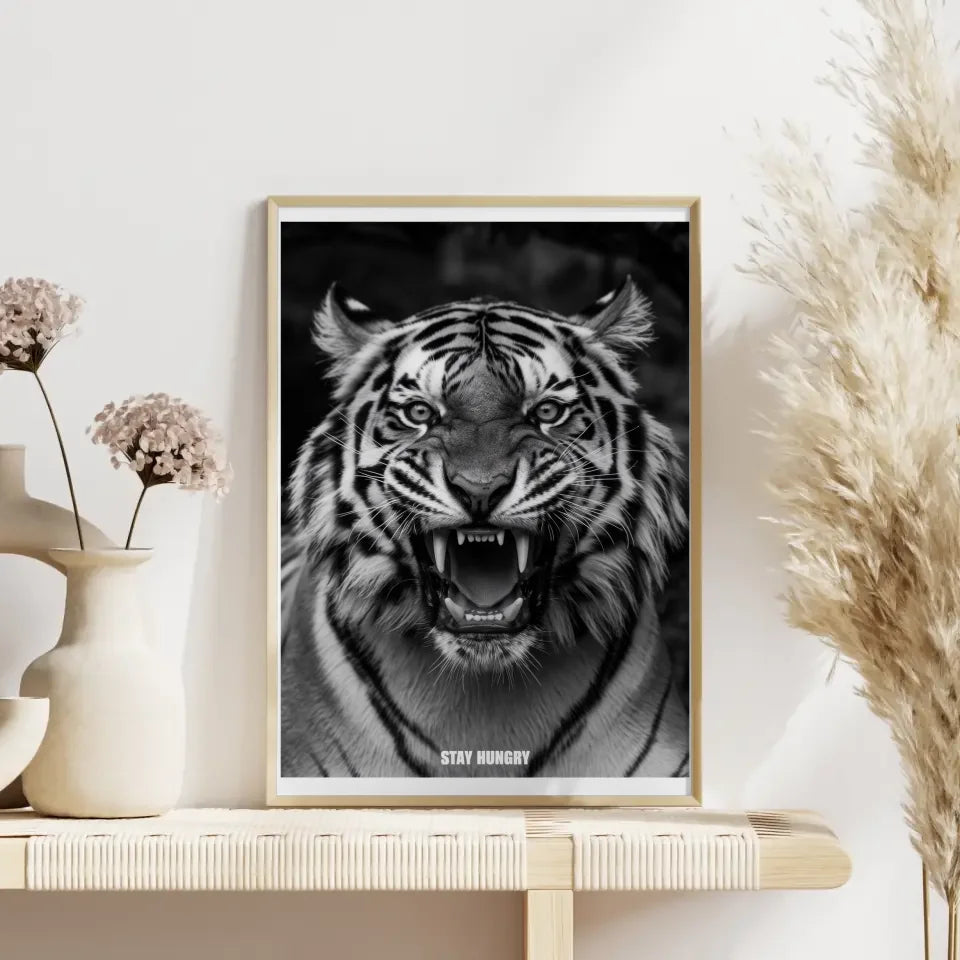 Tiger Poster mit starkem Fokus und dem Schriftzug Stay Hungry 4