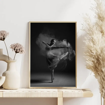 Elegante Tänzerin Poster mit dramatischem Hintergrund 4