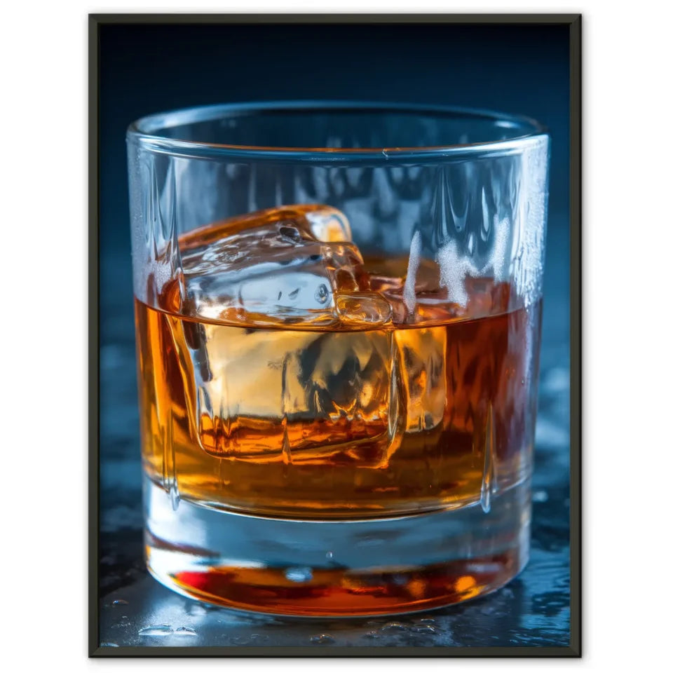 Poster Whisky im Glas mit Eiswürfeln in dunklem Hintergrund 1