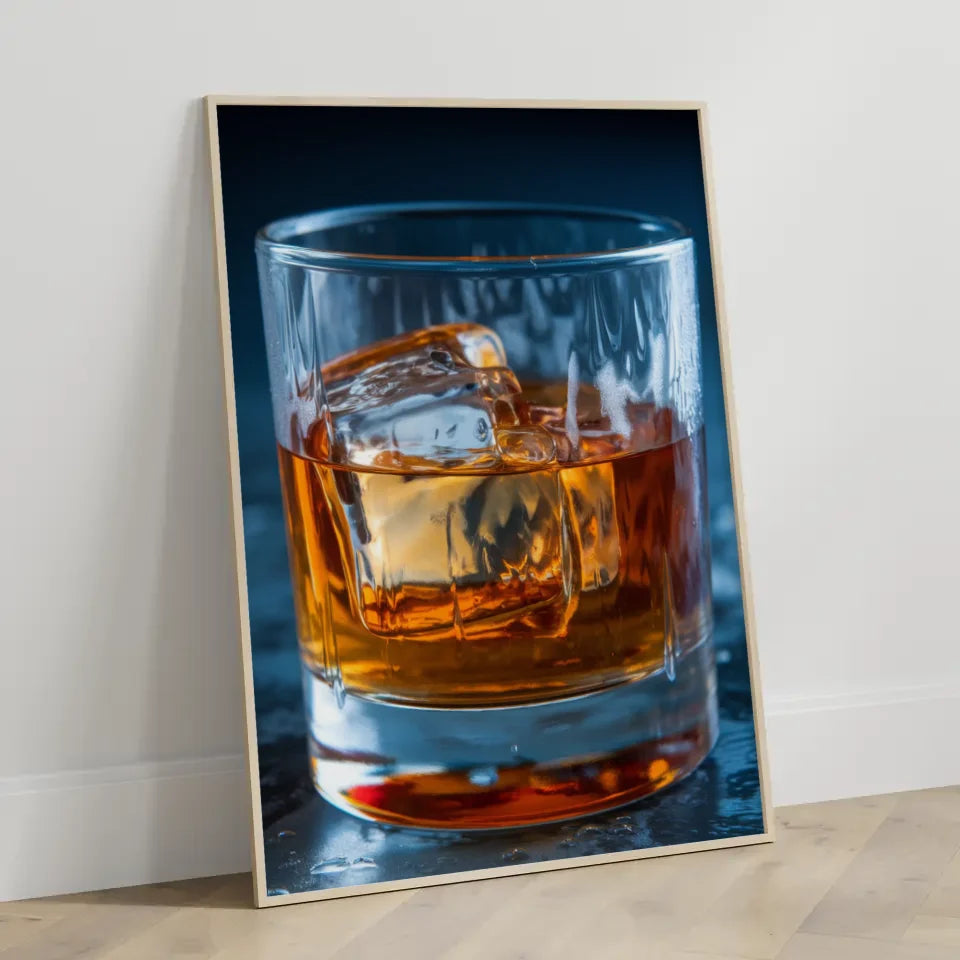 Poster Whisky im Glas mit Eiswürfeln in dunklem Hintergrund 3