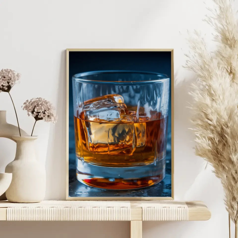 Poster Whisky im Glas mit Eiswürfeln in dunklem Hintergrund 4