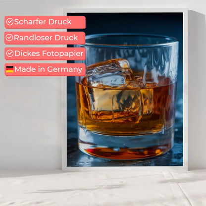 Poster Whisky im Glas mit Eiswürfeln in dunklem Hintergrund 6
