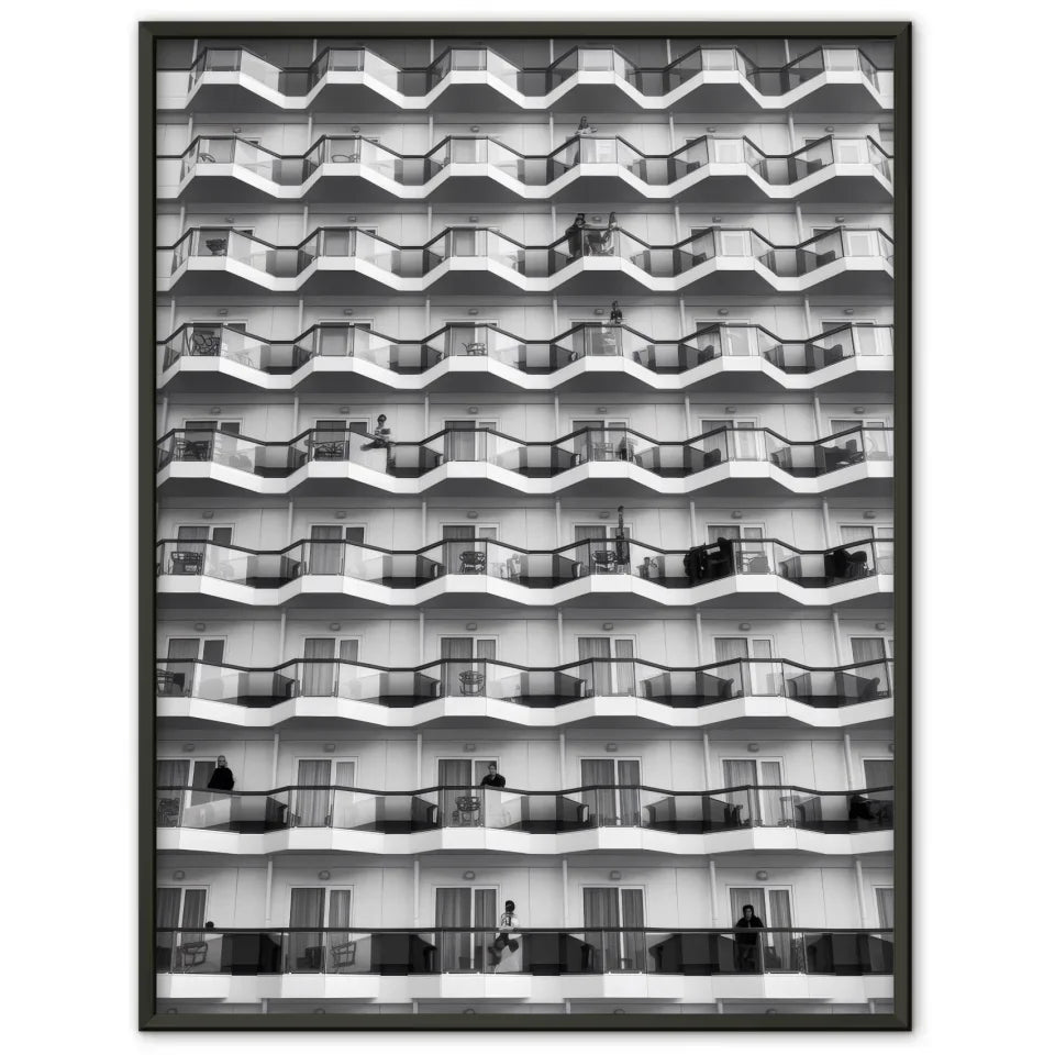 Moderne Architektur Poster mit Balconen und Menschen in Schwarz-Weiß 1