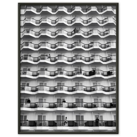 Moderne Architektur Poster mit Balconen und Menschen in Schwarz-Weiß