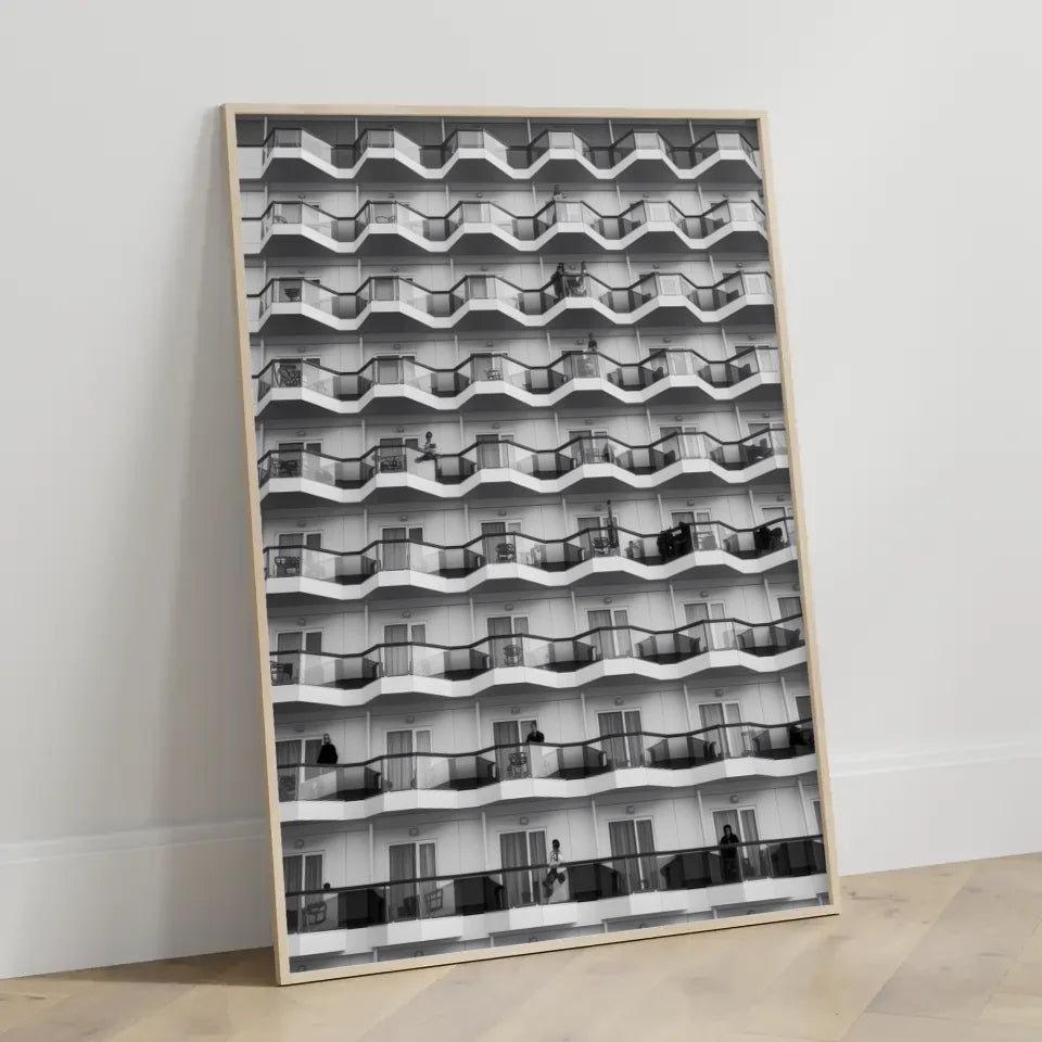 Moderne Architektur Poster mit Balconen und Menschen in Schwarz-Weiß 3
