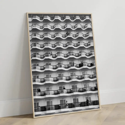 Moderne Architektur Poster mit Balconen und Menschen in Schwarz-Weiß 3