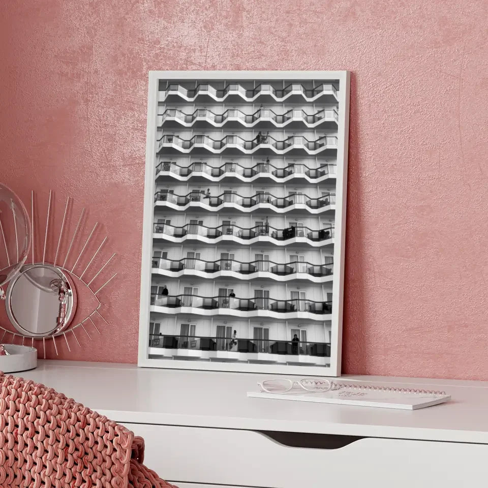 Moderne Architektur Poster mit Balconen und Menschen in Schwarz-Weiß 5