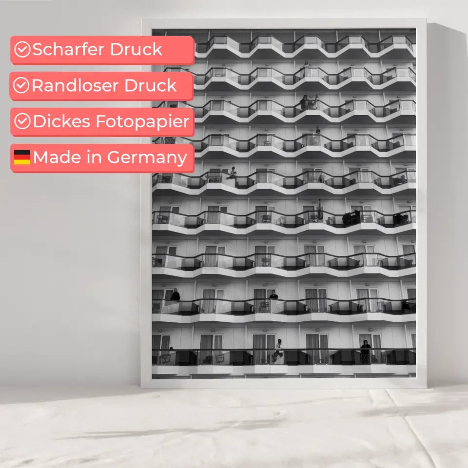 Moderne Architektur Poster mit Balconen und Menschen in Schwarz-Weiß 6