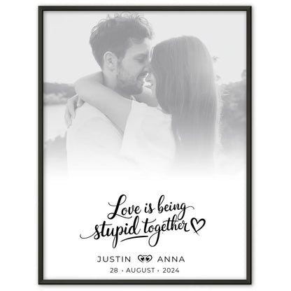 Personalisiertes Poster Paare Foto Black & White Love Is Being Stupid Together mit Namen