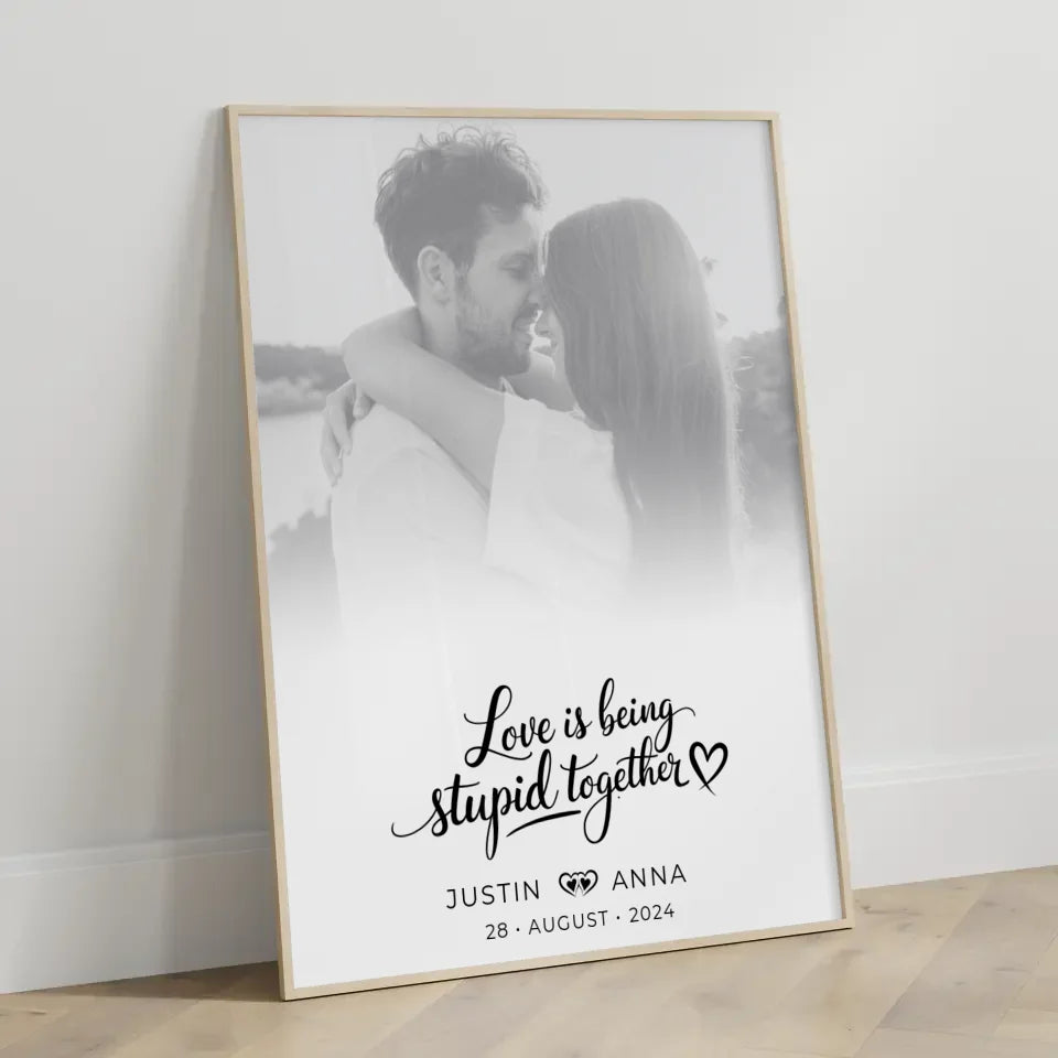 Personalisiertes Poster Paare Foto Black & White Love Is Being Stupid Together mit Namen