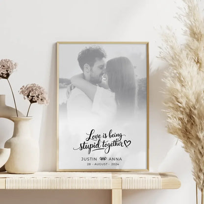 Personalisiertes Poster Paare Foto Black & White Love Is Being Stupid Together mit Namen