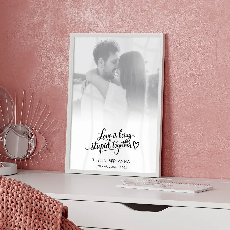 Personalisiertes Poster Paare Foto Black & White Love Is Being Stupid Together mit Namen