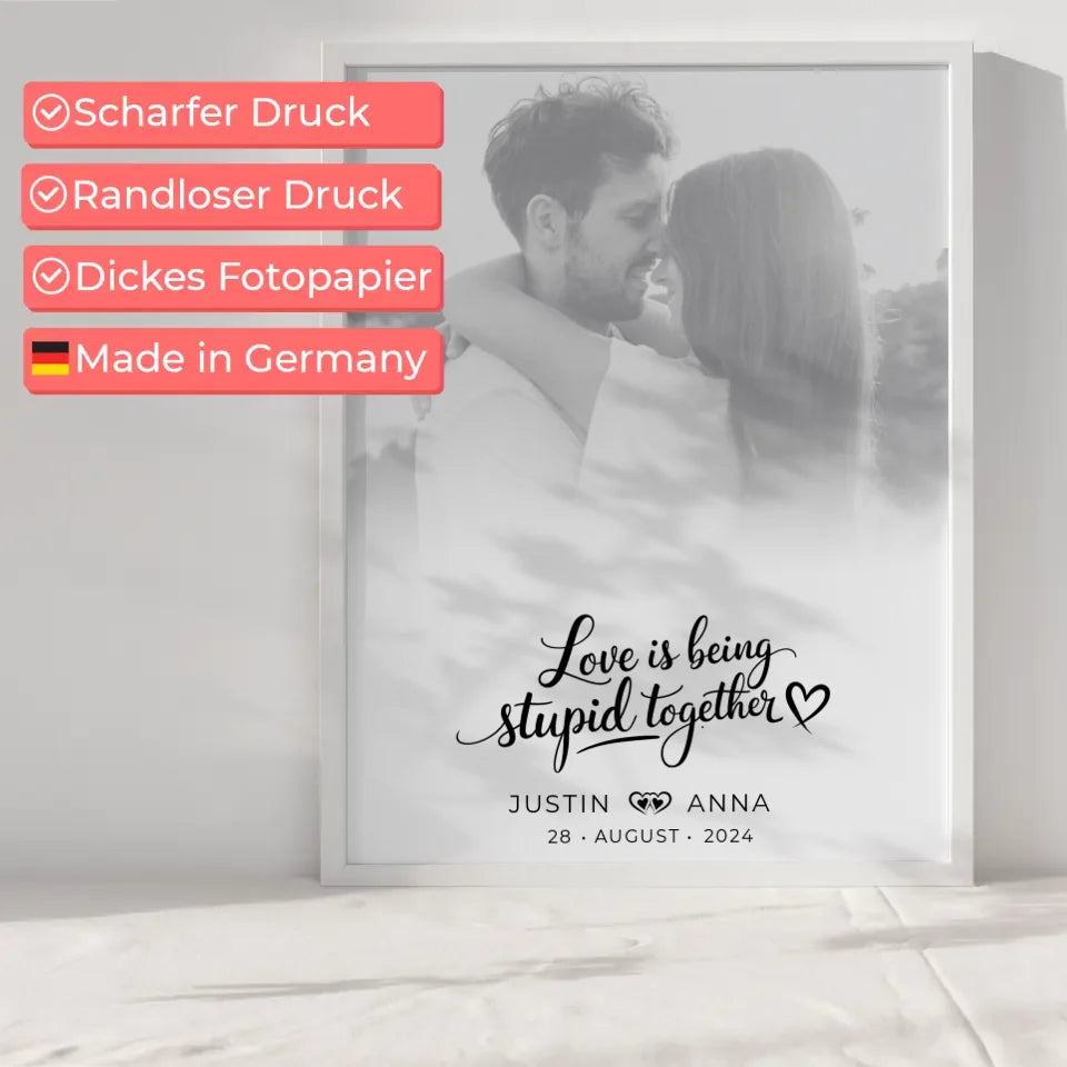 Personalisiertes Poster Paare Foto Black & White Love Is Being Stupid Together mit Namen