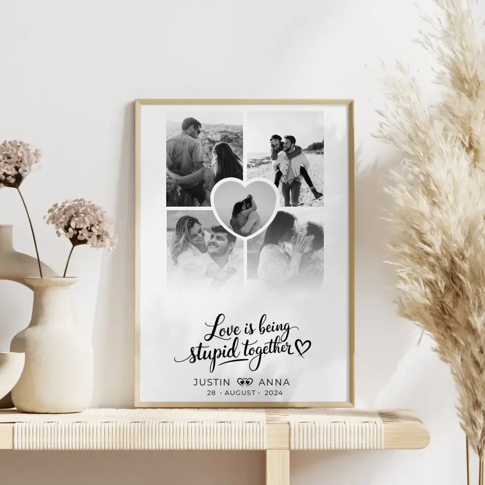 Personalisiertes Poster Fotocollage Paare 5 Fotos Love Is Being Stupid Together mit Namen und Datum