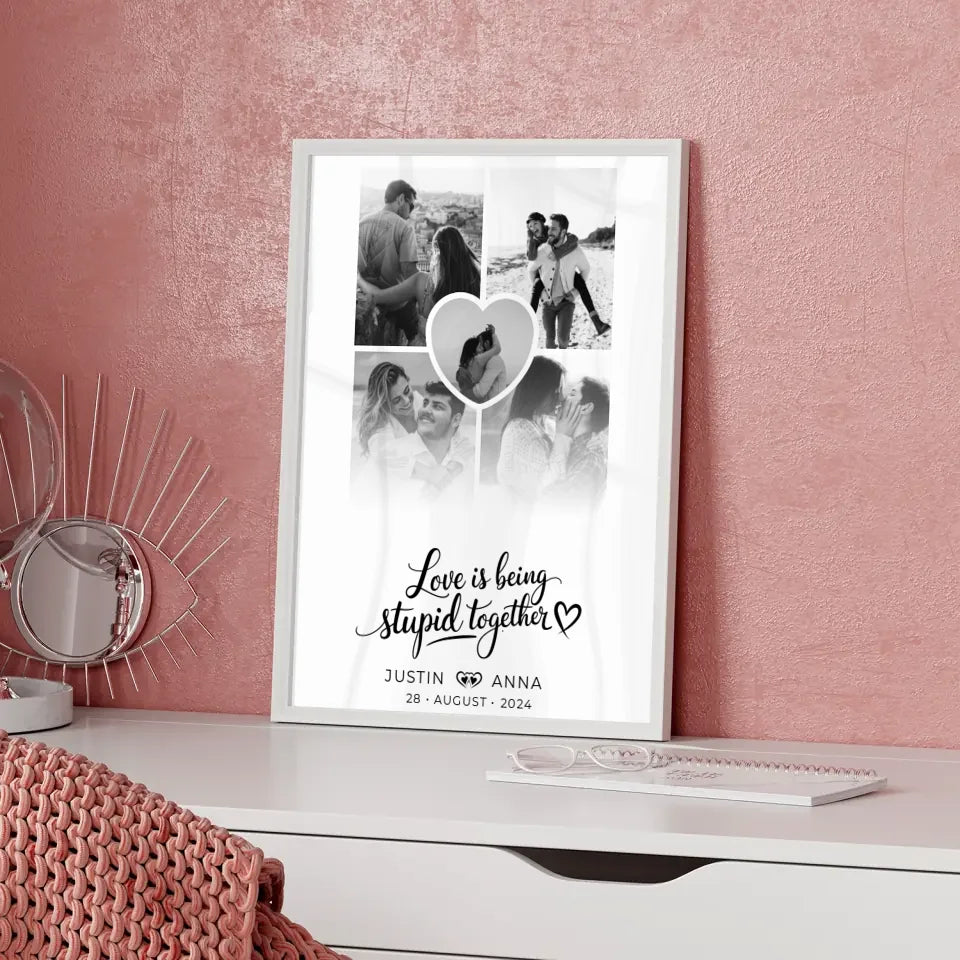 Personalisiertes Poster Fotocollage Paare 5 Fotos Love Is Being Stupid Together mit Namen und Datum