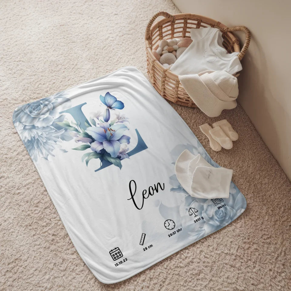 personalisierte decke mit anfangsbuchstaben l blumen blau 2