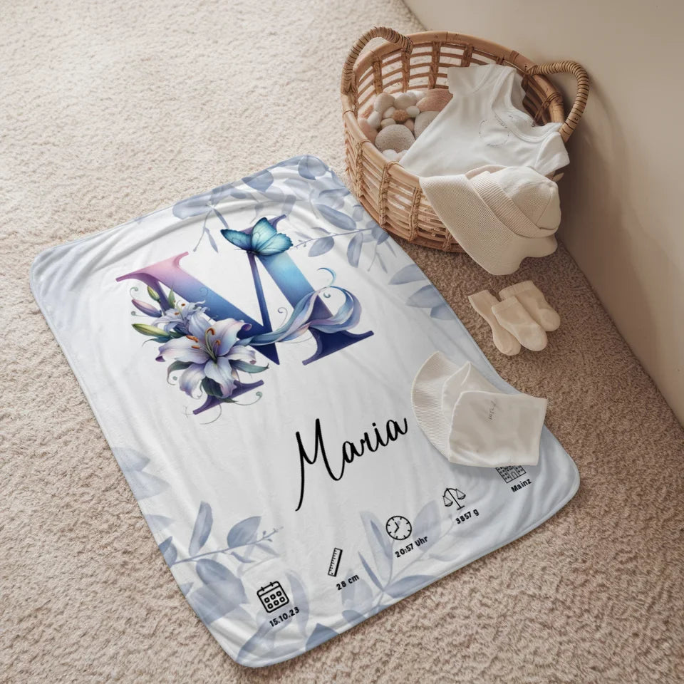 personalisierte decke mit anfangsbuchstaben m eucalyptus blau geschenk geburt 2