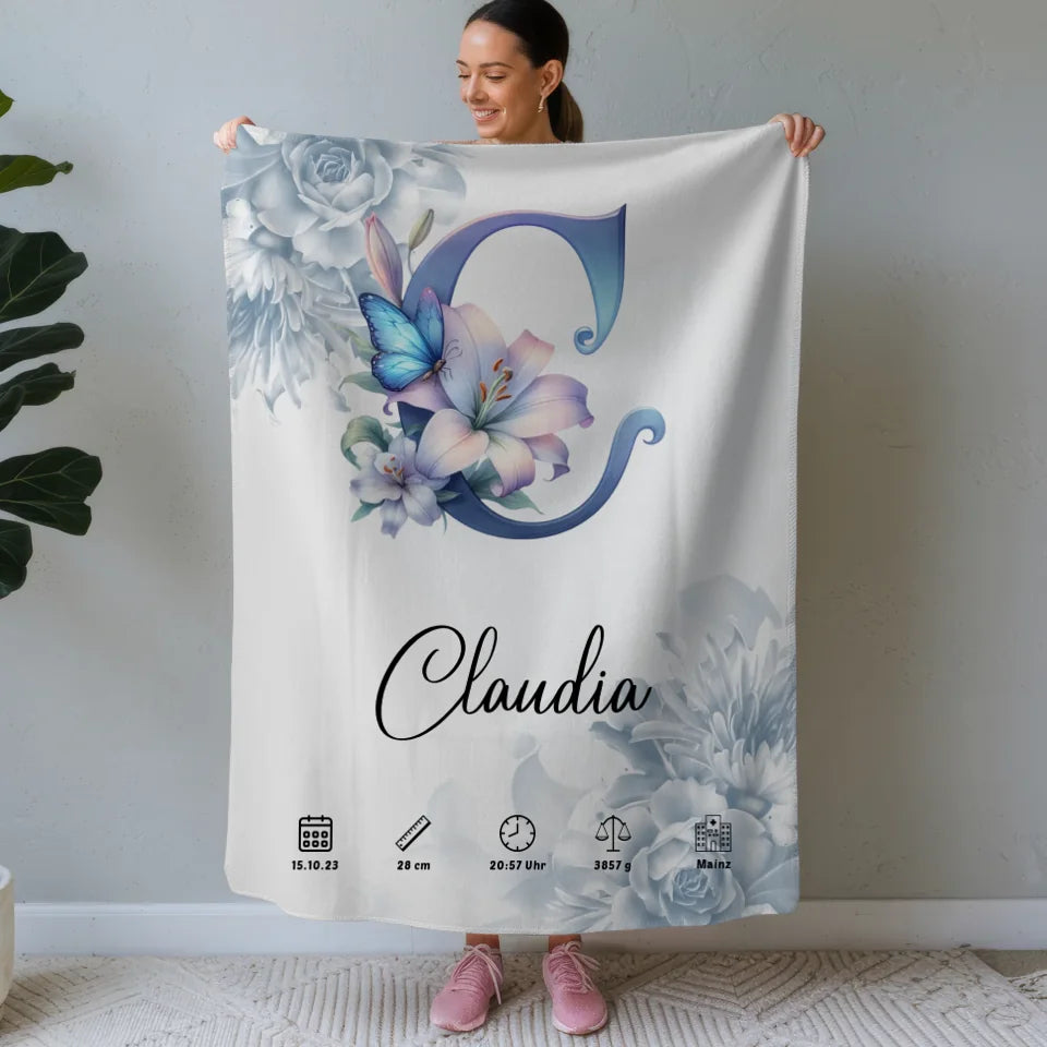 Personalisierte Decke mit Buchstabe C und blauen Blüten für Geburt 1