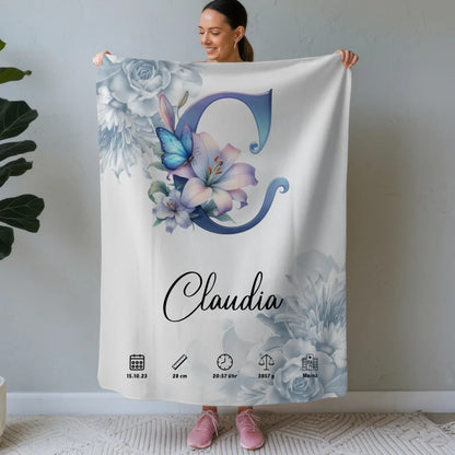 Personalisierte Decke mit Buchstabe C und blauen Blüten für Geburt 1