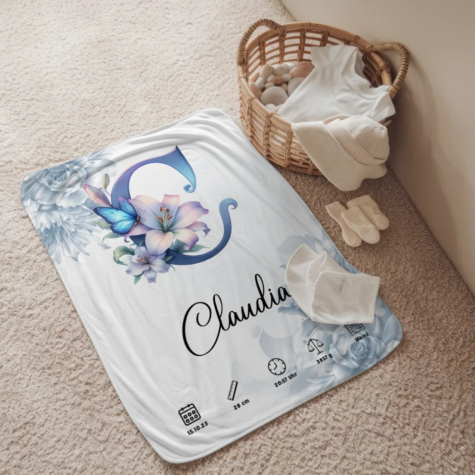 Personalisierte Decke mit Buchstabe C und blauen Blüten für Geburt 2