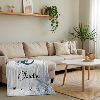 Personalisierte Decke mit Buchstabe C und blauen Blüten für Geburt 4