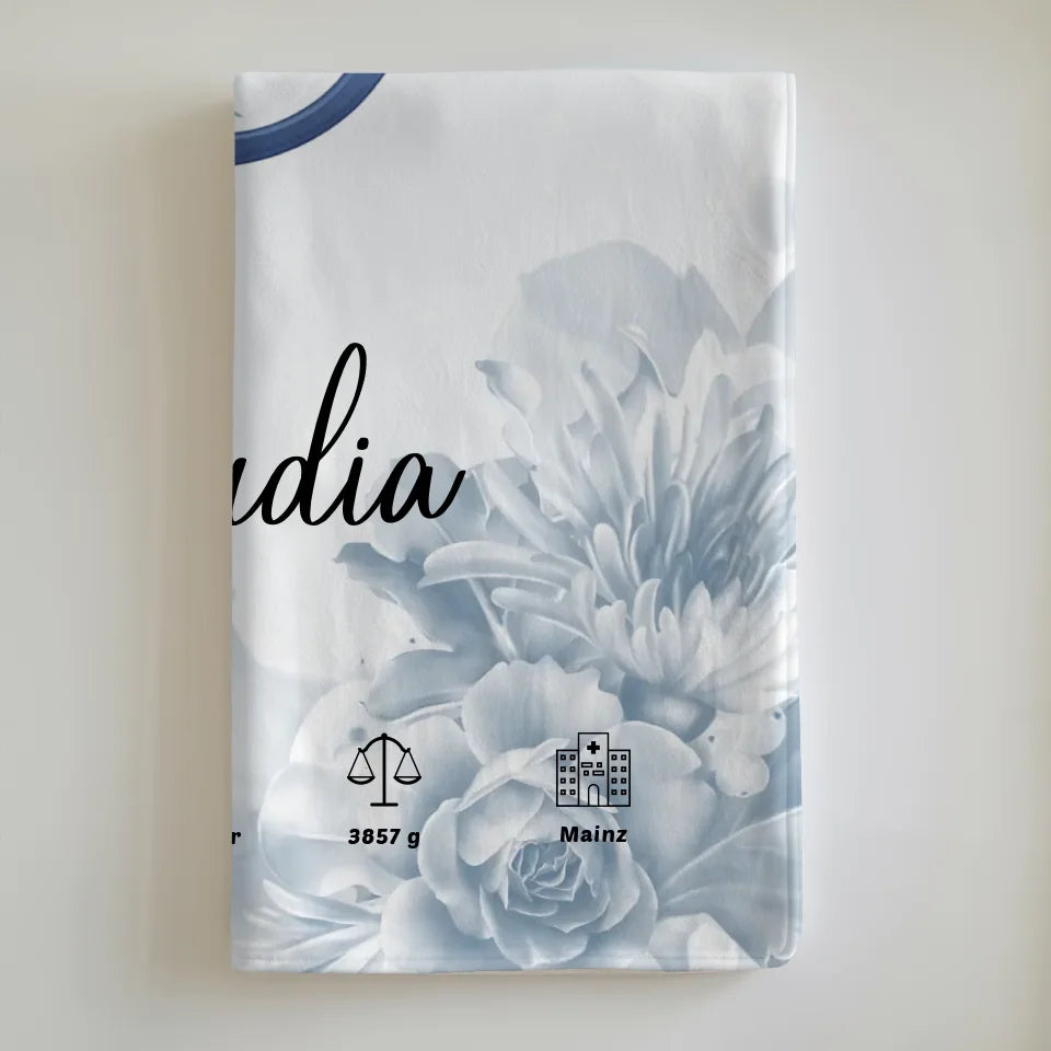 Personalisierte Decke mit Buchstabe C und blauen Blüten für Geburt 6