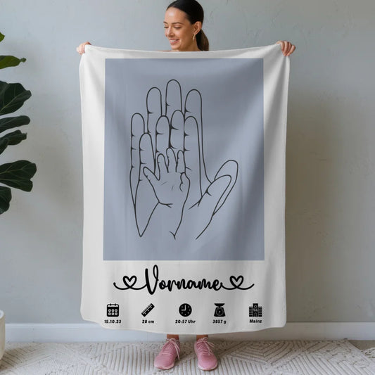 Personalisierte Decke Geburt mit Geburtsdaten Hände Lineart Blau Pastell 1