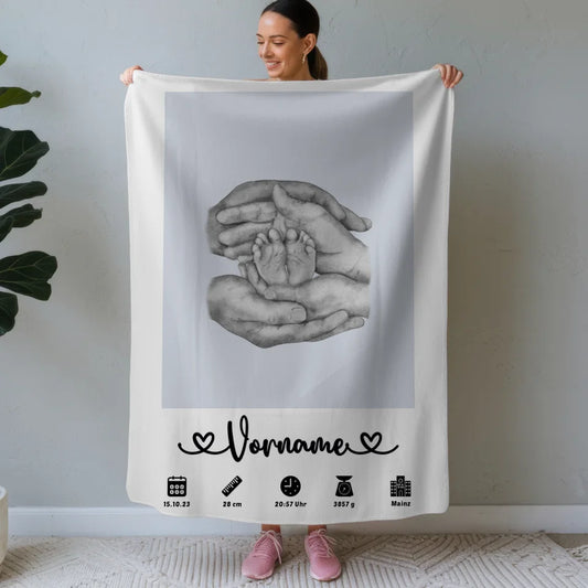 Personalisierte Geburtsdecke Capriblau mit Geburtsdaten und Händen 1