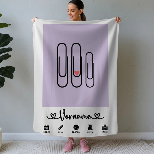 Personalisierte Geburtsdecke Flieder mit Geburtsdaten und Klammern 1