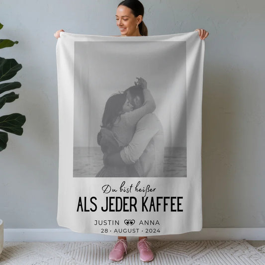 personalisiertes foto decke paare mit namen du bist heisser als jeder kaffee Schwarz Weiß Foto mit Spruch 1